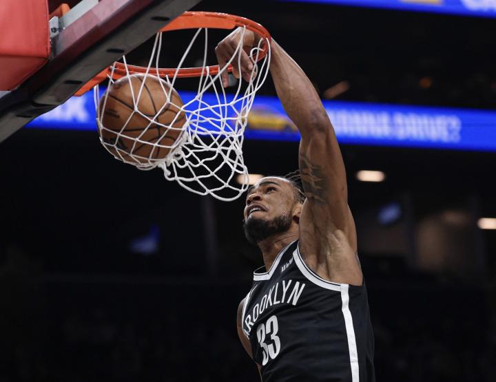  篮网进攻彻底哑火，上半场仅24分刷新耻辱纪录；雷霆防守统治，半场领先36分大局难逆转。 体育新闻