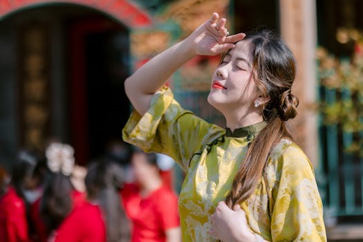  国际油价高位震荡，燃油费调整预期增强；消费者提前锁定出行成本，春季旅游市场热度升温。 新闻