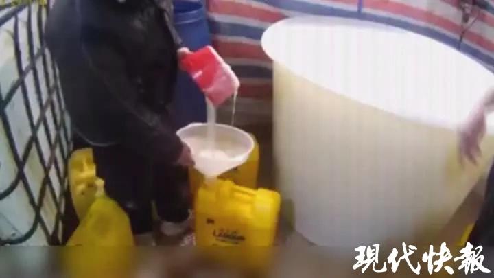  餐饮店网购疑似假货；警方追踪锁定广州窝点；三人因制售冒牌洗洁精获刑。 新闻